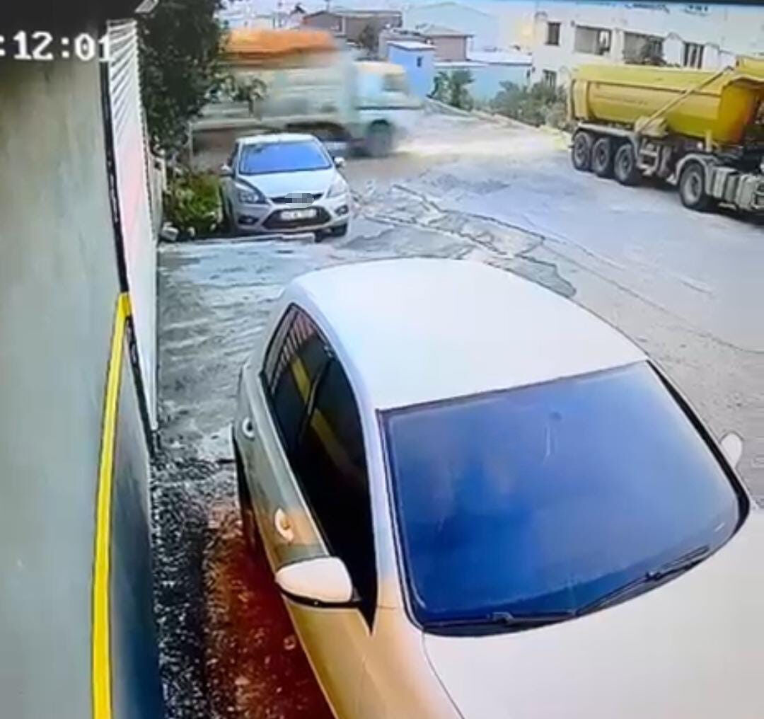 Müşteriler neye uğradığını şaşırdı! Kamyon uçarak restorana girdi, o anlar kameraya yansıdı - 1. Resim