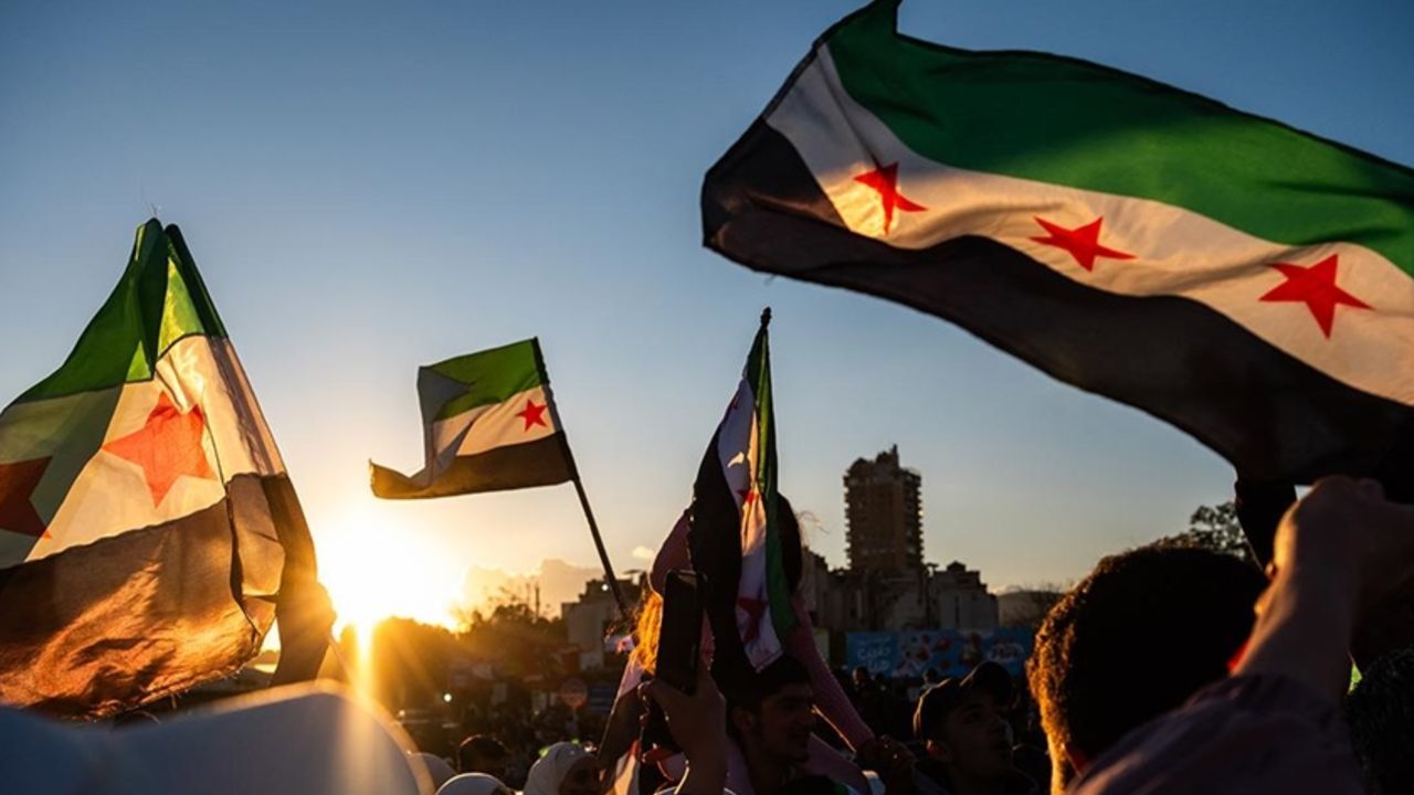 Suriye'de hava saldırıları protesto ediliyor Suriye'de hava saldırıları protesto ediliyor