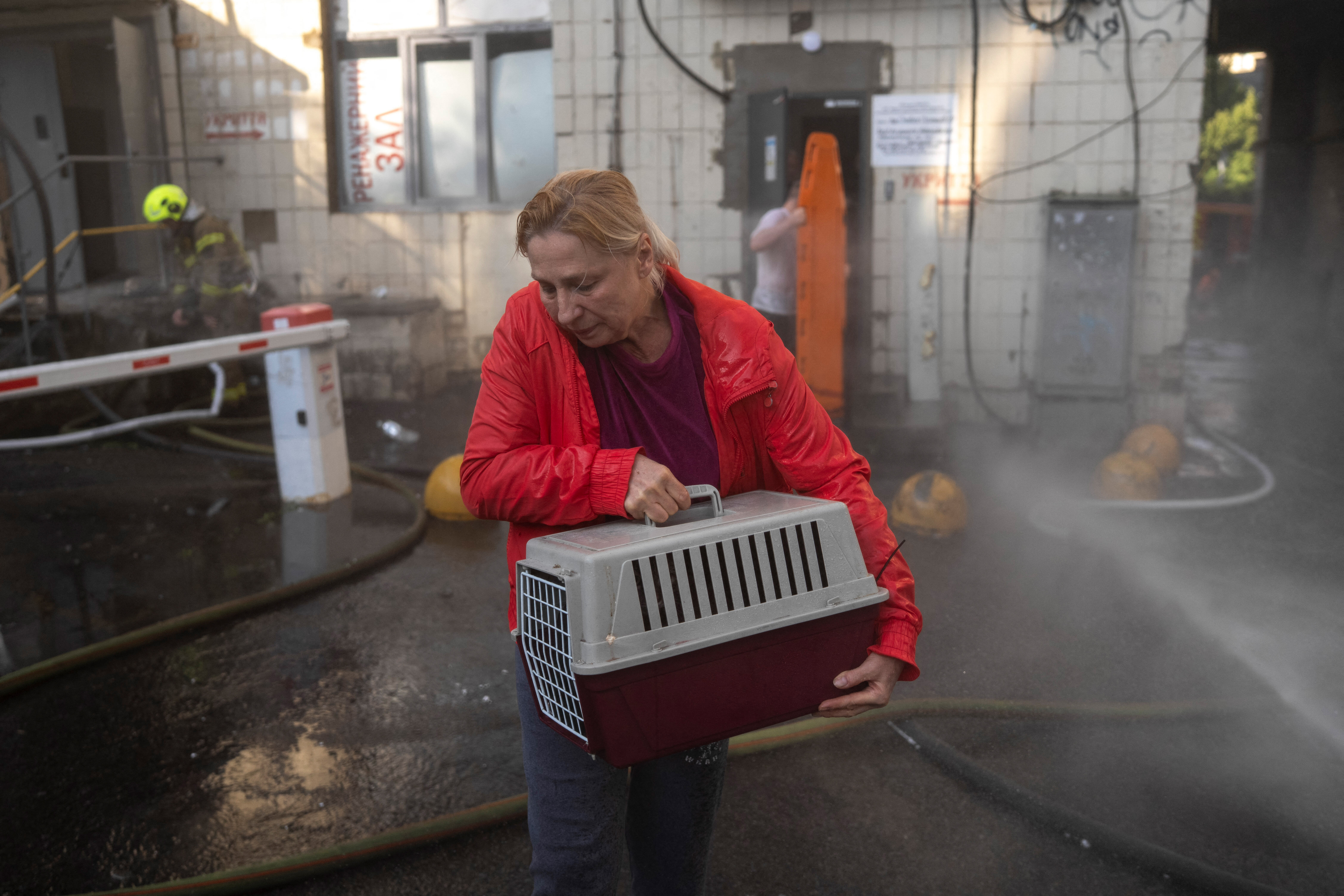 Trump'ın çağrısına rağmen Rusya bombaladı! Başkent Kiev'de ölü ve yaralılar var - 3. Resim