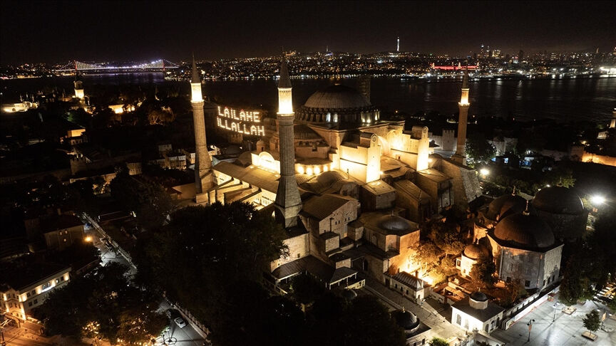 Türkiye'deki 90 bin camide selalar okundu! 15 Temmuz gecesi bir kez daha hatırlandı - 1. Resim