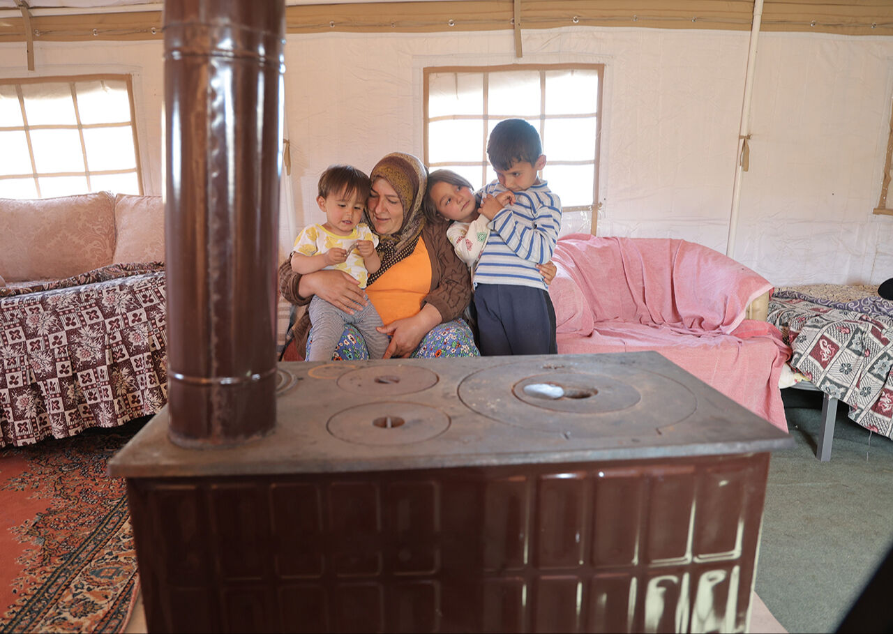 Ülke sıcaktan bunalırken onlar soba yakıyor... Şehir merkezine yarım saat mesafedeler - 1. Resim