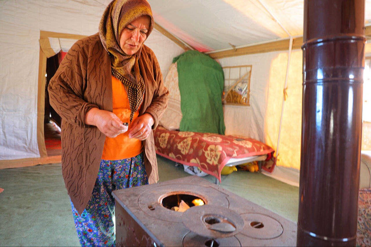 Ülke sıcaktan bunalırken onlar soba yakıyor... Şehir merkezine yarım saat mesafedeler - 2. Resim