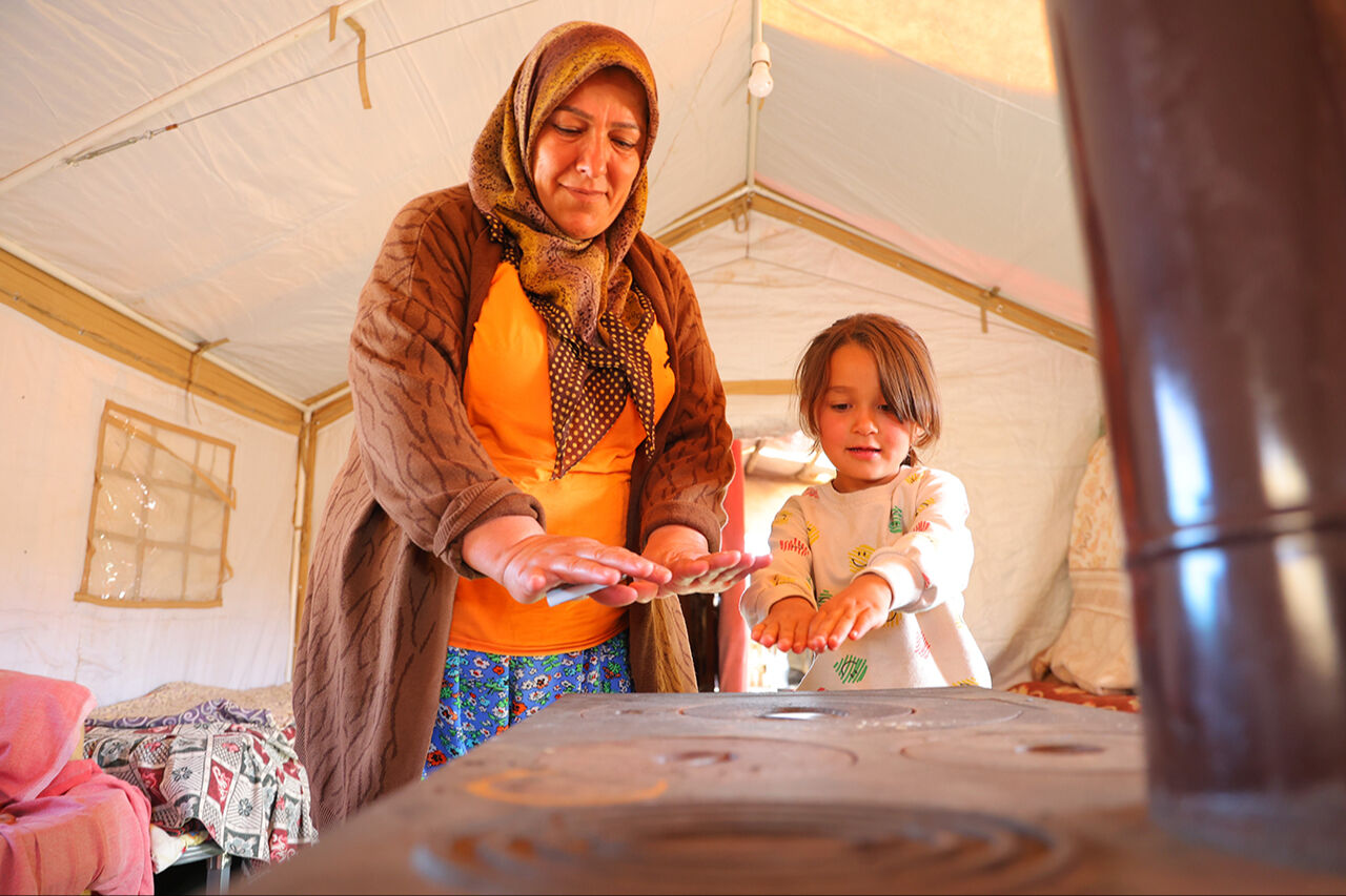 Ülke sıcaktan bunalırken onlar soba yakıyor... Şehir merkezine yarım saat mesafedeler - 3. Resim