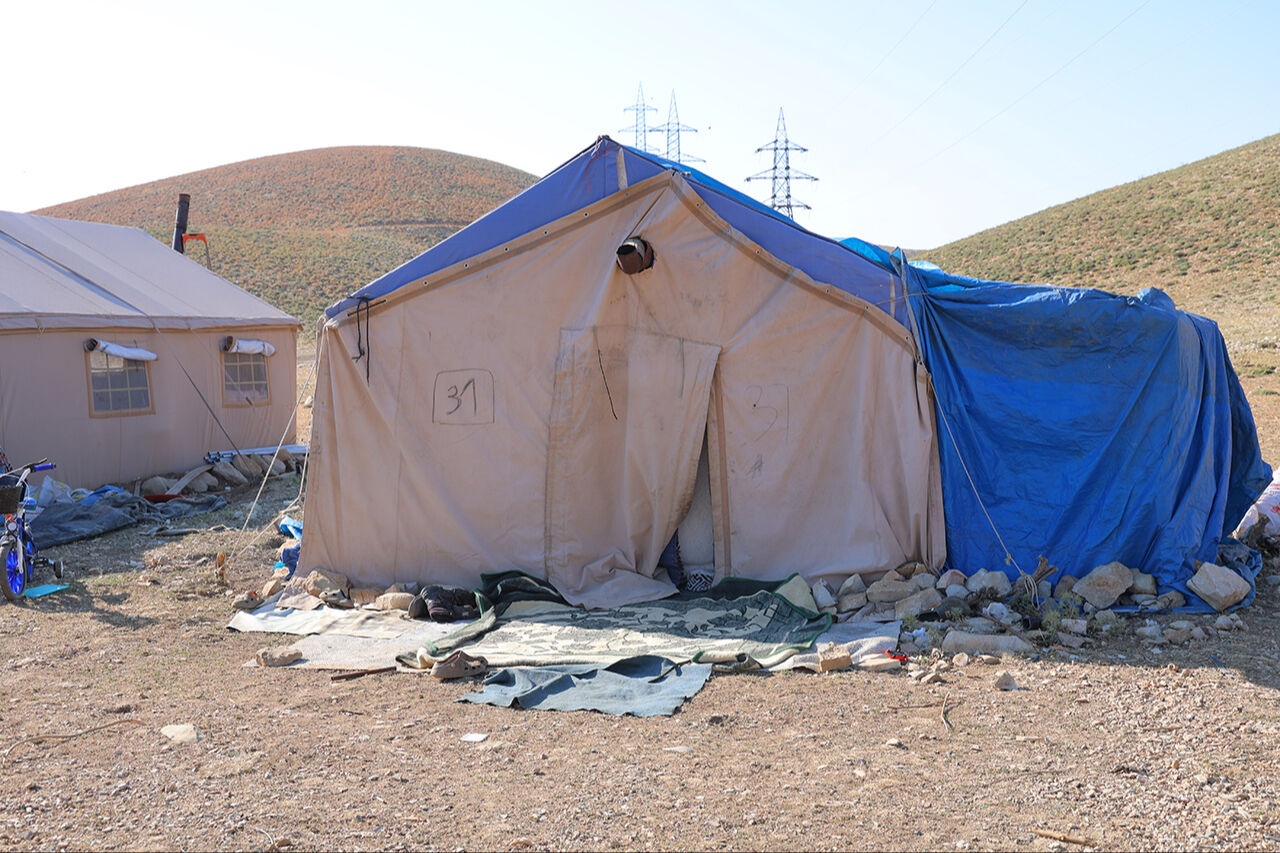 Ülke sıcaktan bunalırken onlar soba yakıyor... Şehir merkezine yarım saat mesafedeler - 2. Resim
