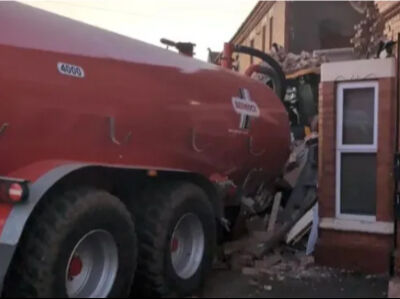 31 tonluk traktör evlerin arasına daldı: Feci kazada ortalık savaş alanına döndü - 1. Resim