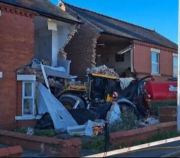 31 tonluk traktör evlerin arasına daldı: Feci kazada ortalık savaş alanına döndü - 2. Resim