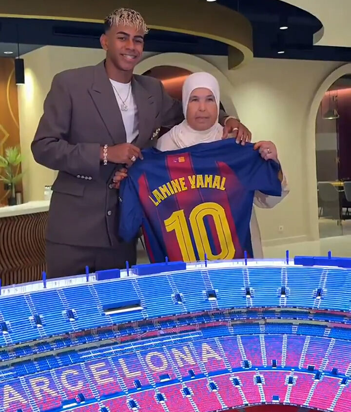Barcelona'nın yeni 10 numarası! Maaşı tam 10 kat arttı: Törene babaanesiyle katıldı Barcelona'nın yeni 10 numarası! Maaşı tam 10 kat arttı: Törene babaanesiyle katıldı - 1. Resim