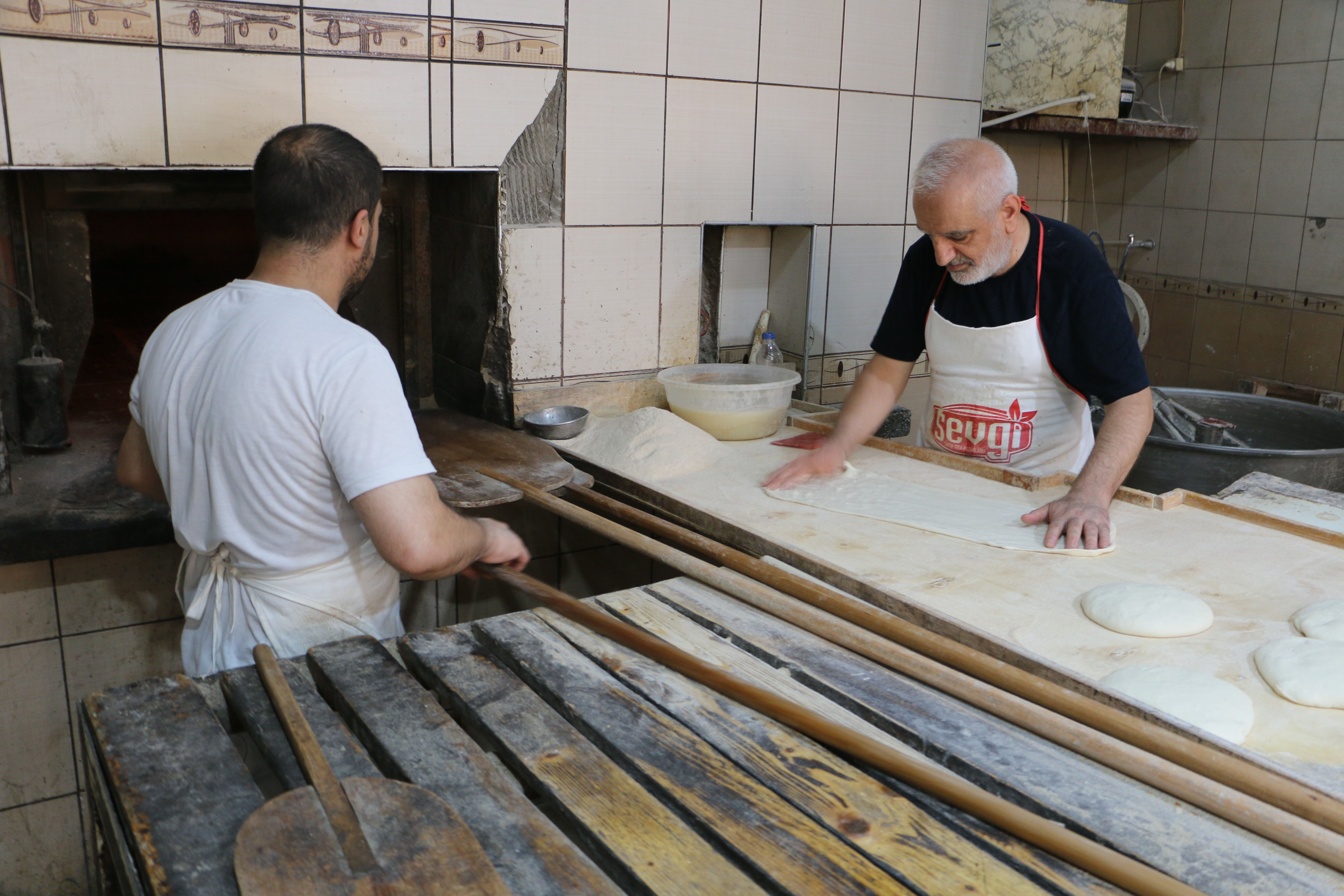Bu mesleği yapmak yürek ister! Sıcak hava onlara uğramıyor: 20 derece fazla hissediyorlar - 1. Resim