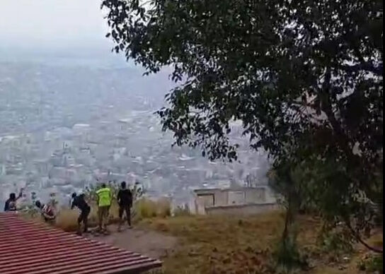 Depremden çok bu patlamalarla karşı karşıya kalıyorlar! Gökten başlarına yağıyor, saniyelerle kurtuldular - 1. Resim