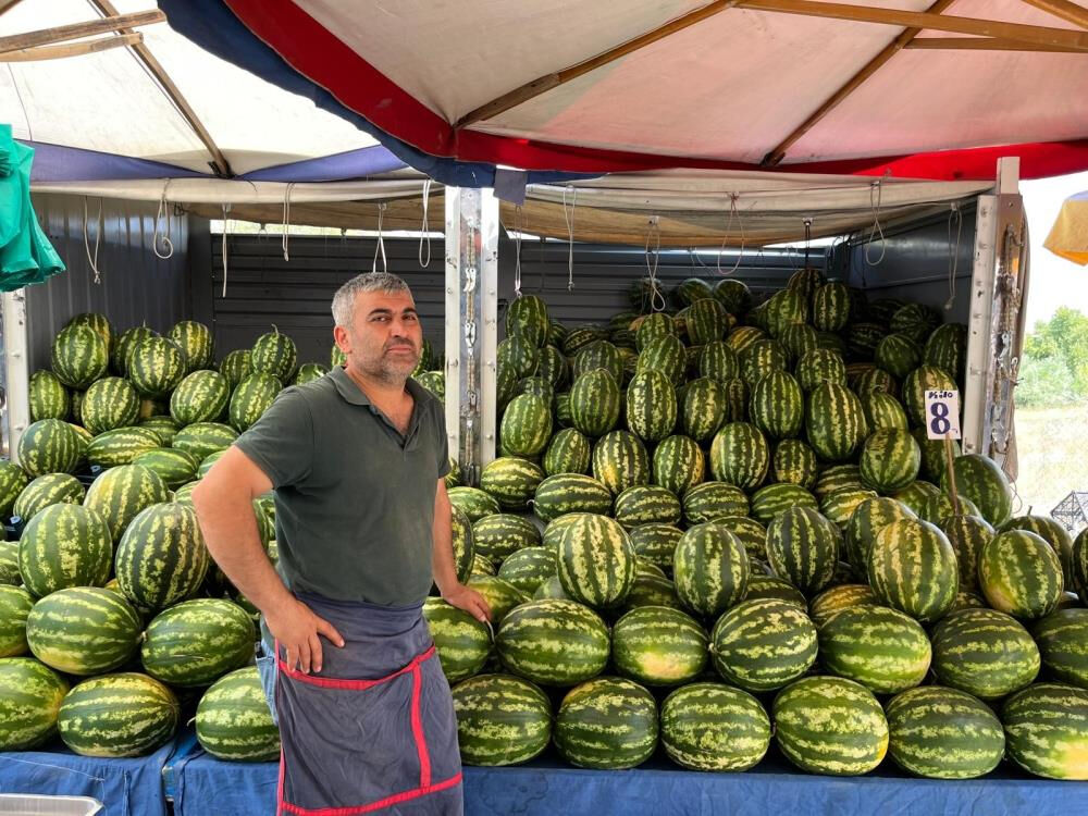 Diğer meyvelerden 20 kat ucuz ama yüzüne bakan yok! "Vatandaş ucuzluğun pek farkında değil sanki" Diğer meyvelerden 20 kat ucuz ama yüzüne bakan yok! "Vatandaş ucuzluğun pek farkında değil sanki" - 1. Resim