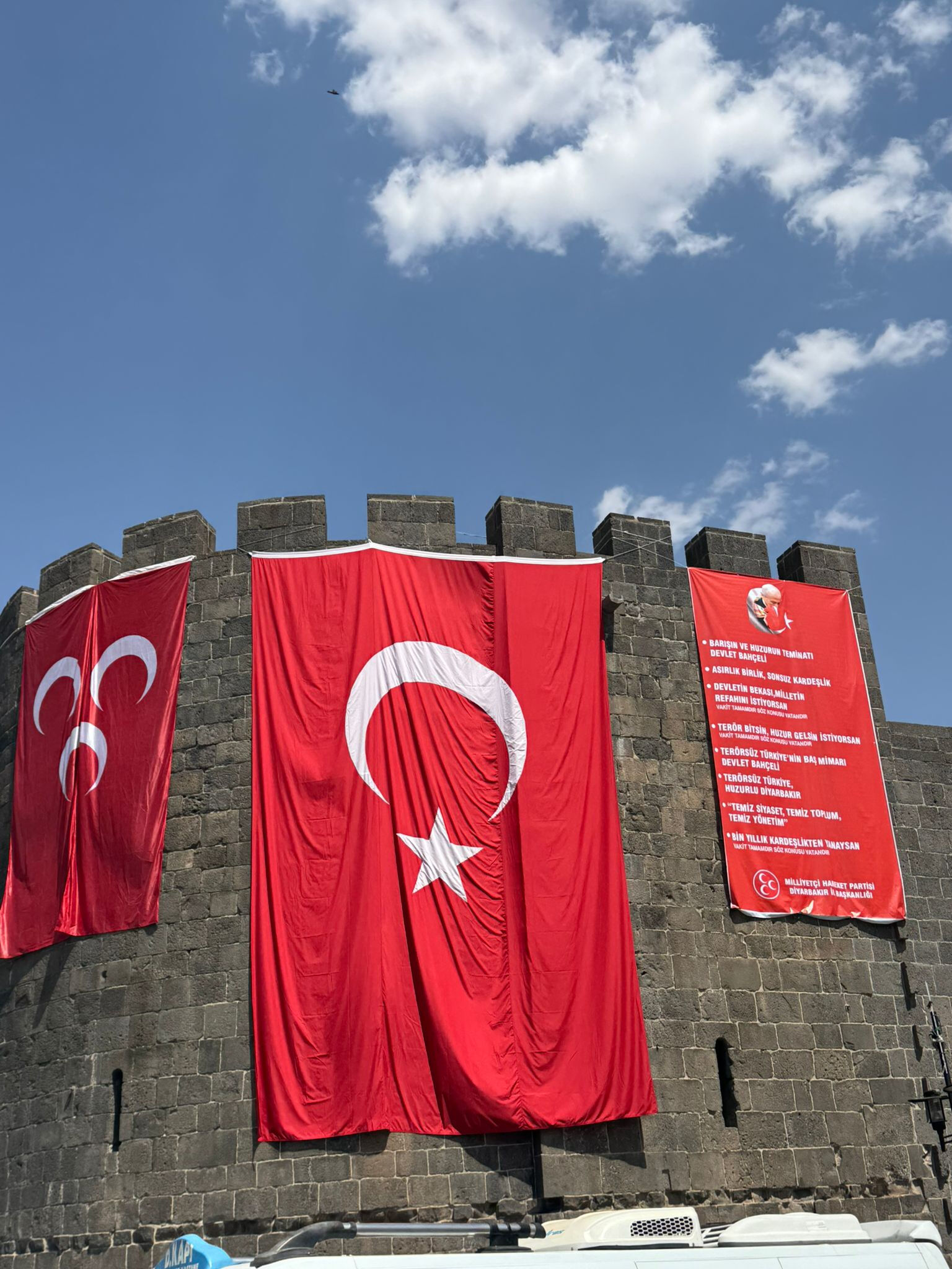 Diyarbakır'da dikkat çeken MHP pankartları! Her yere astılar - 2. Resim