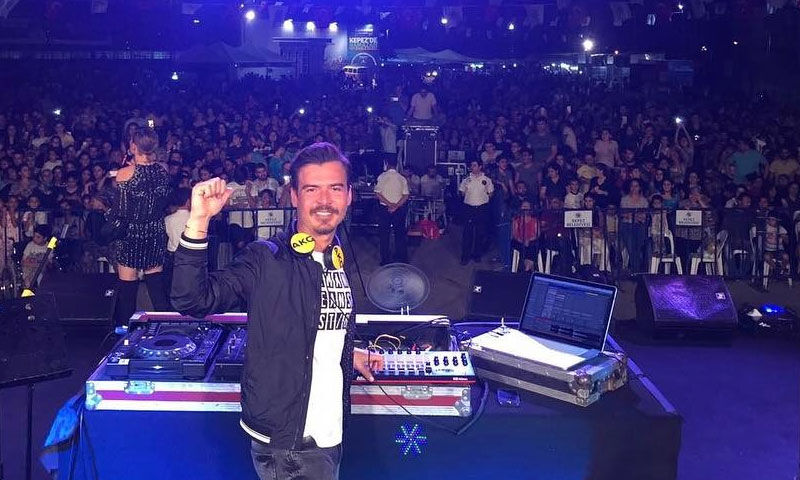 Erdem Kınay sahnede patladı: Simge kazık attı, gitti! Erdem Kınay sahnede patladı: Simge kazık attı, gitti! - 1. Resim
