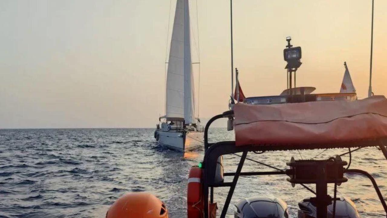 Fethiye'de tekne sürüklendi! İçindekiler kurtarıldı Fethiye'de tekne sürüklendi! İçindekiler kurtarıldı