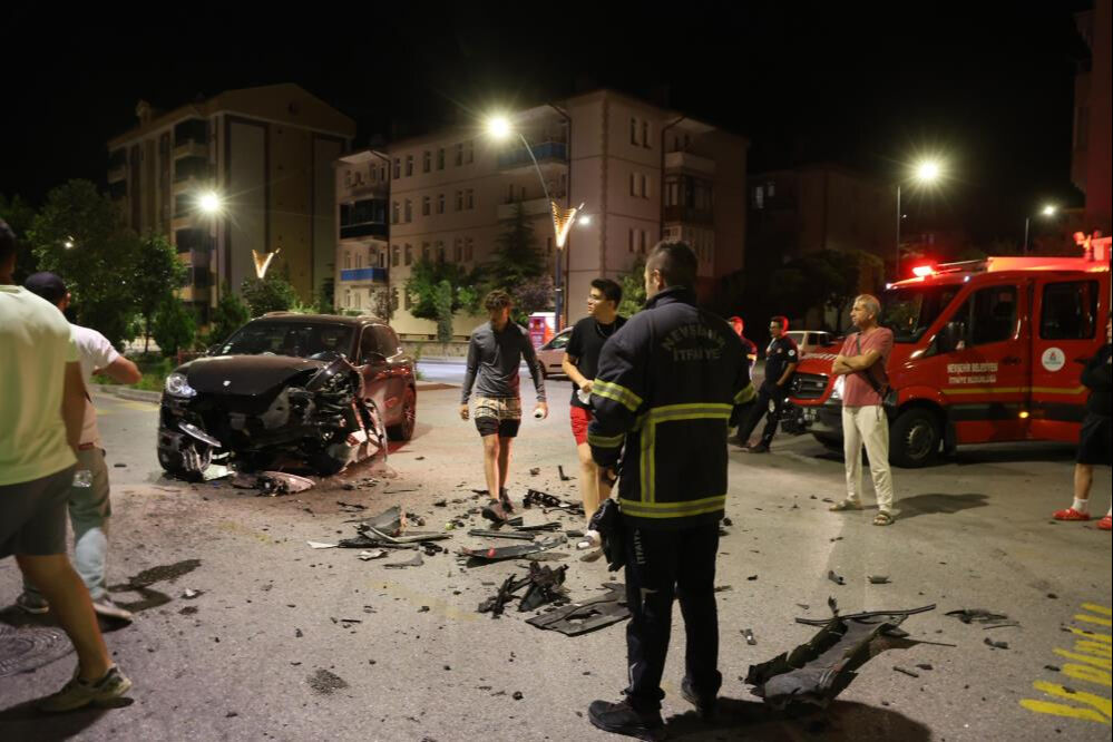 İki l&uuml;ks ara&ccedil; &ccedil;arpıştı, biri takla attı! 2 yaralı - 1. Resim