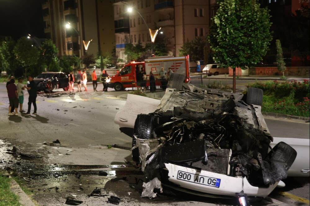 İki l&uuml;ks ara&ccedil; &ccedil;arpıştı, biri takla attı! 2 yaralı - 2. Resim