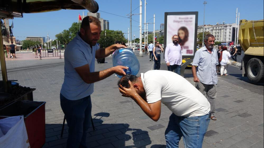 İstanbul'un sıcakla imtihanı... Damacana da çare olmadı: Hava 40 derece, hissedilen 60 derece! - 3. Resim