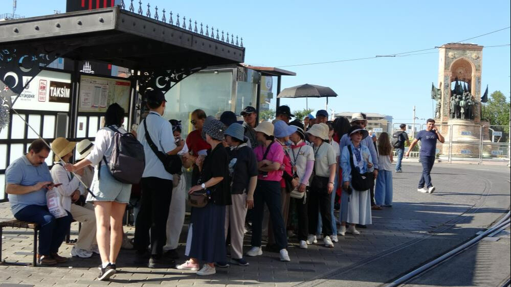 İstanbul'un sıcakla imtihanı... Damacana da çare olmadı: Hava 40 derece, hissedilen 60 derece! - 1. Resim