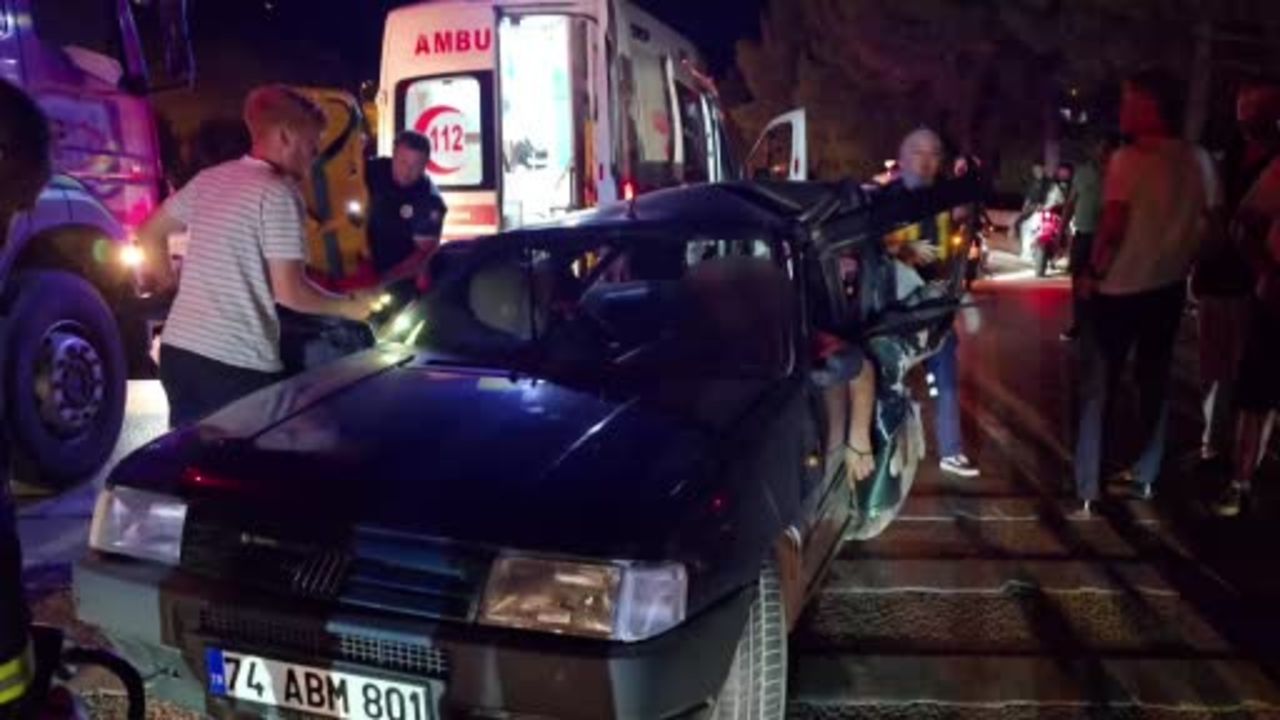 Karabük&#039;te iki otomobil çarpıştı, ölü ve yaralı var