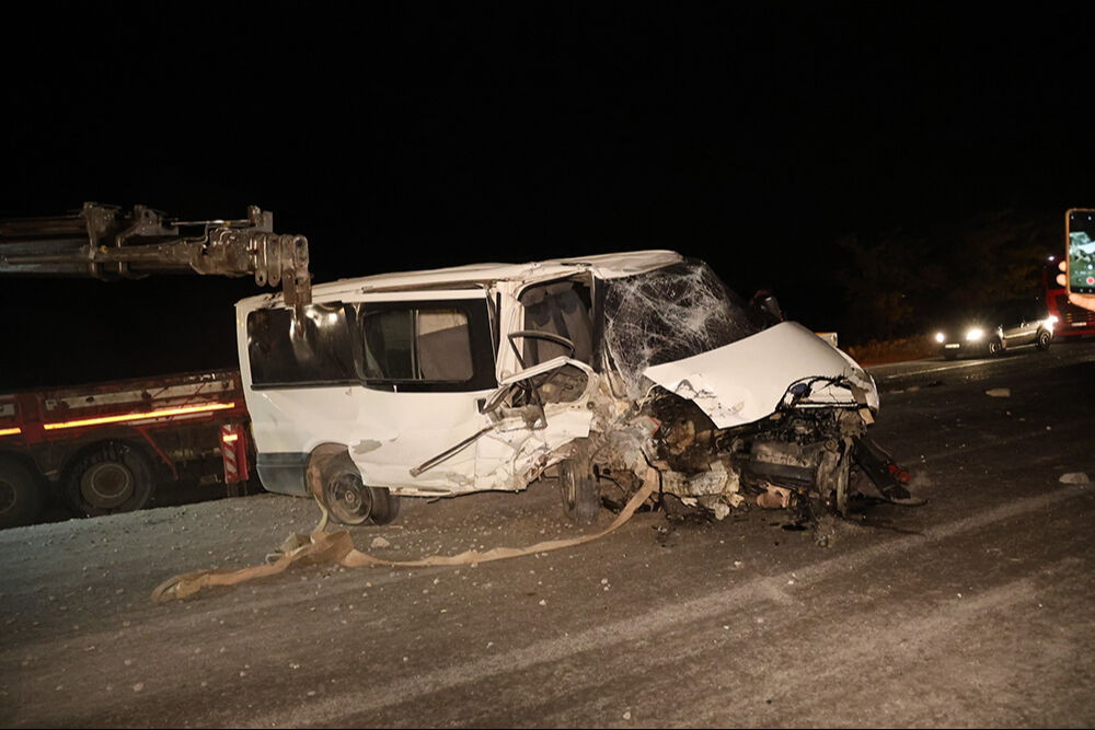 Nevşehir'de minibüs, otomobille çarpıştı! Çok sayıda yaralı var Nevşehir'de minibüs, otomobille çarpıştı! Çok sayıda yaralı var - 3. Resim