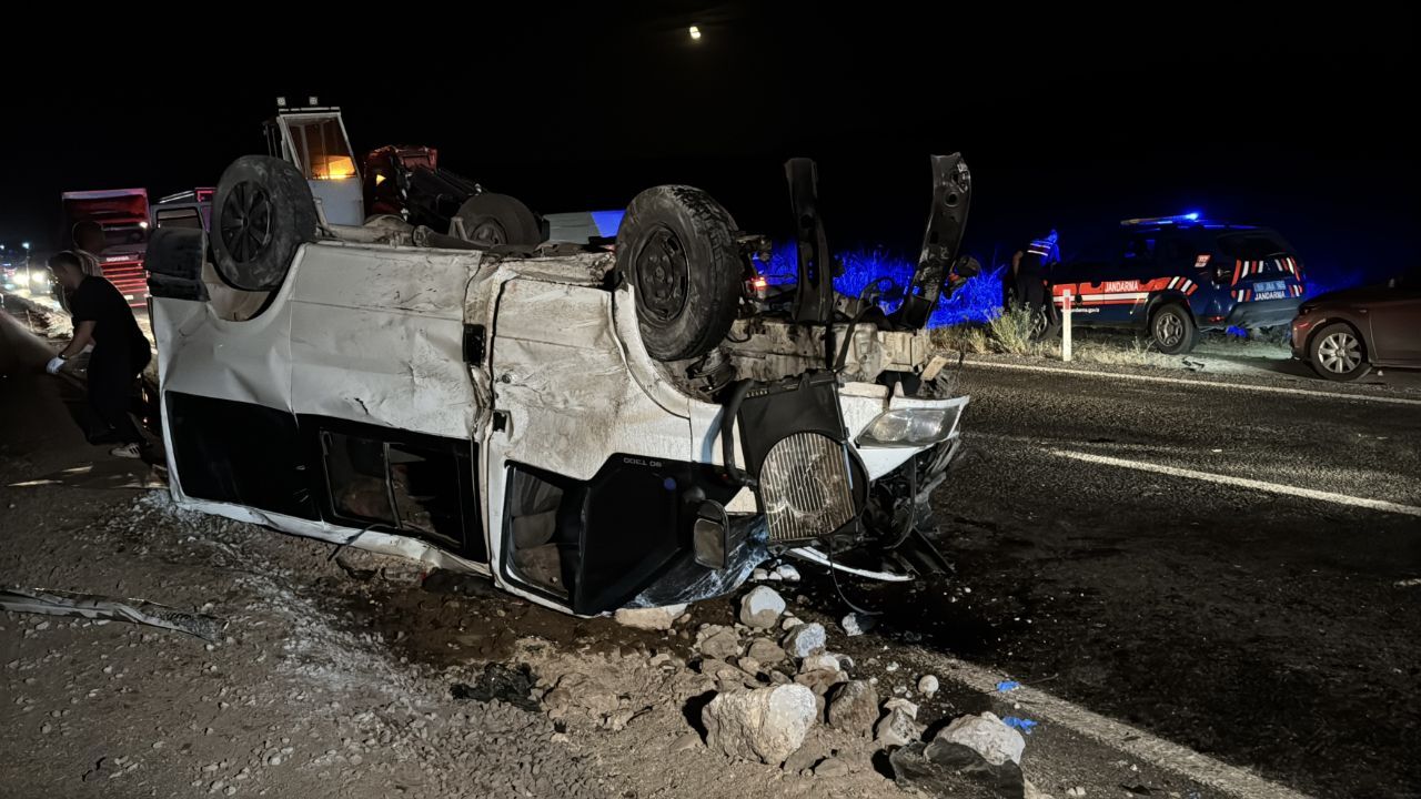 Nevşehir&#039;de minibüs, otomobille çarpıştı! Çok sayıda yaralı var