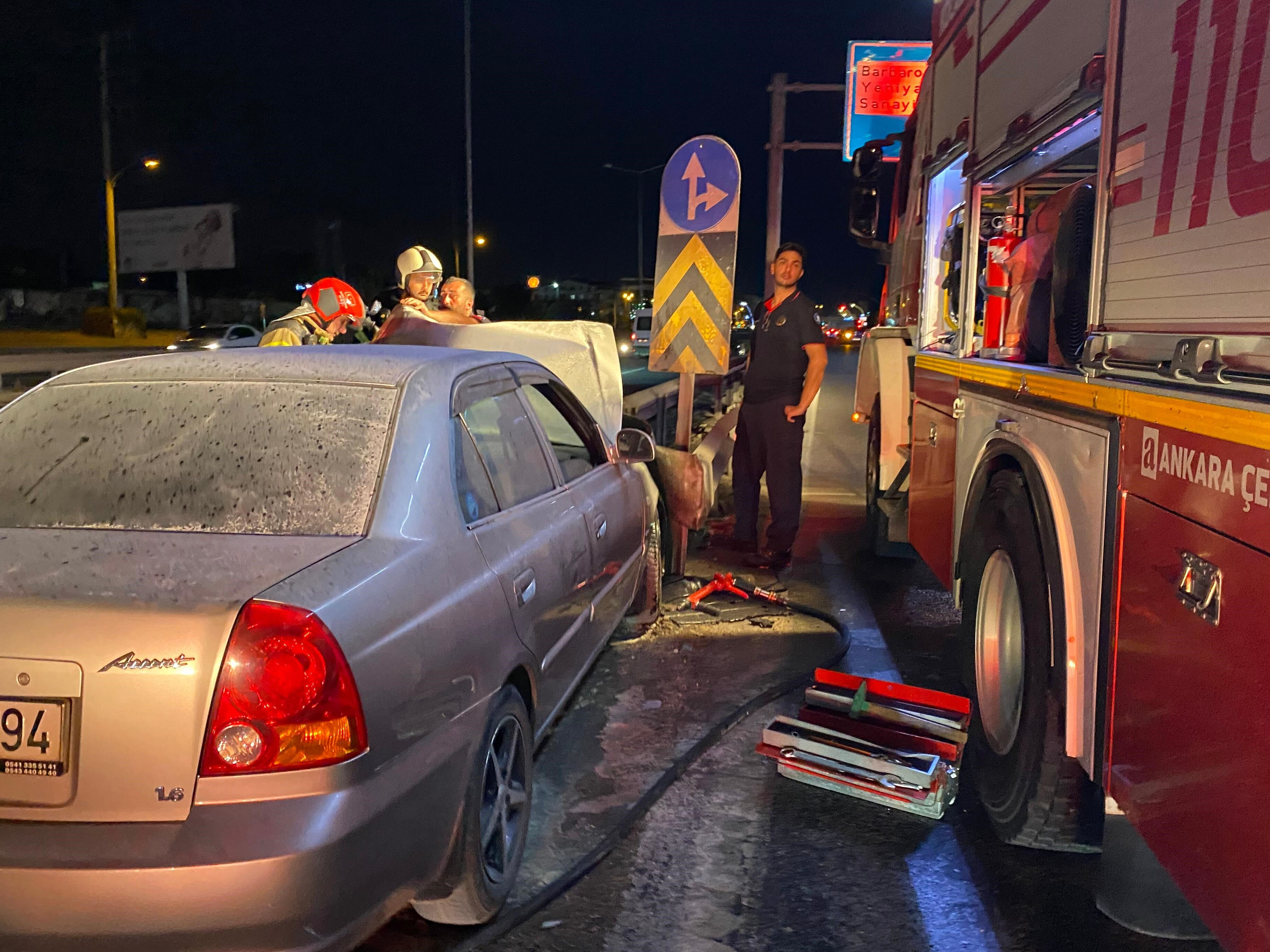 Otomobil bariyerlere ok gibi saplandı: Burnu bile kanamadan kurtuldu - 1. Resim