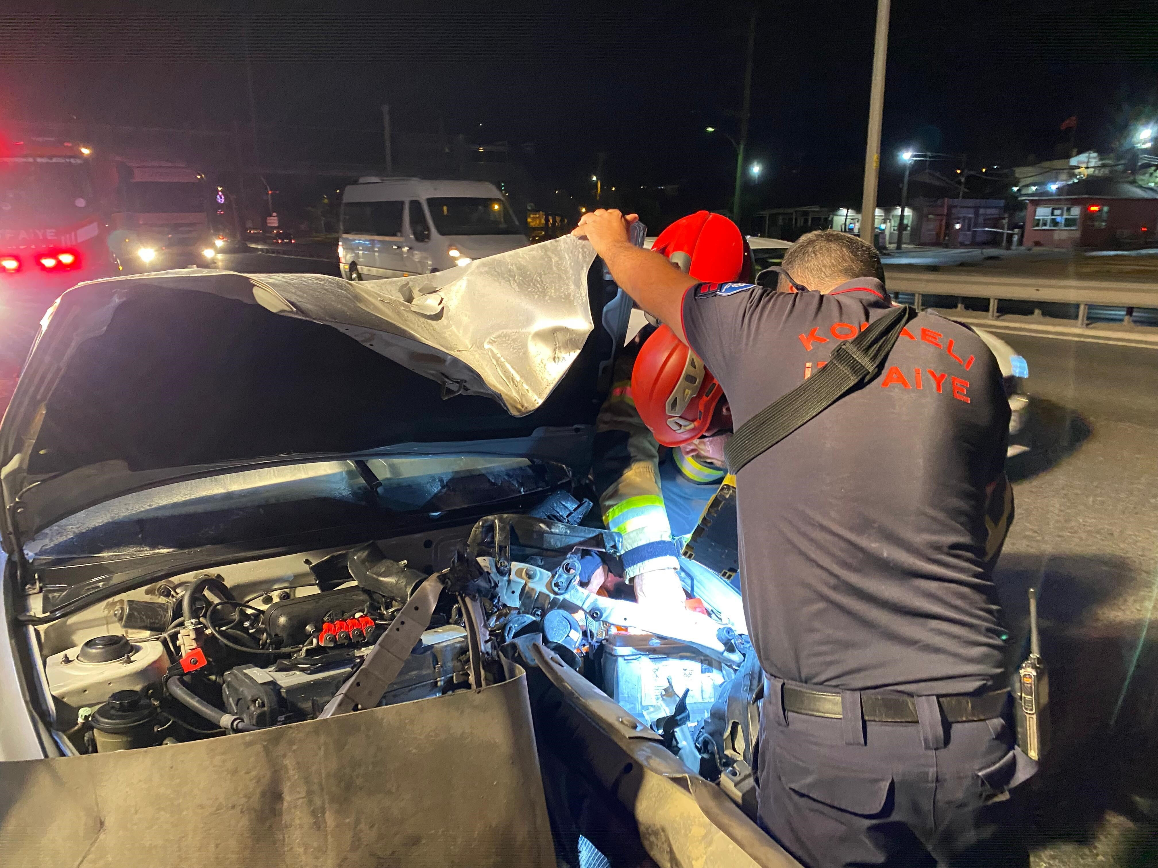 Otomobil bariyerlere ok gibi saplandı: Burnu bile kanamadan kurtuldu - 2. Resim