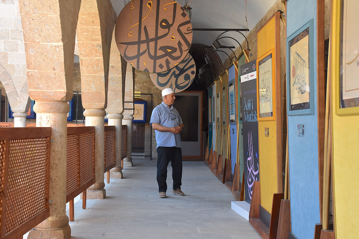 Şehrin kalbindeki sergi dikkat çekiyor! Adil-i Mutlak ziyarete açıldı - 1. Resim