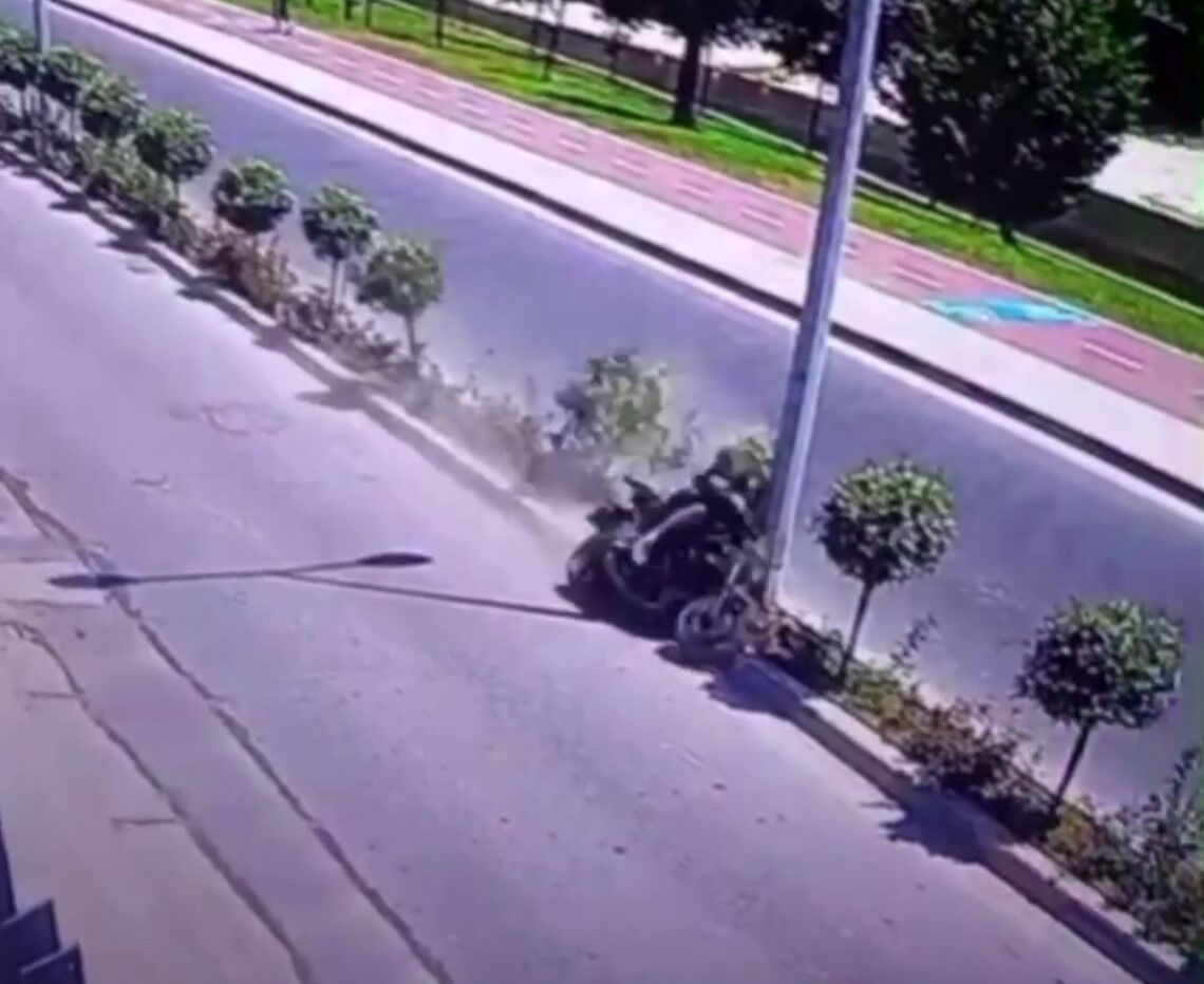 Tek teker şovu faciayla bitti! Sürücü hayatını kaybetti, arkadaşı ağır yaralı - 1. Resim