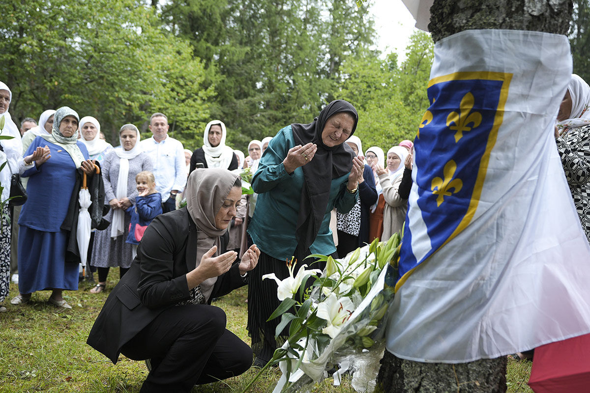 Yaraları bir daha kanadı, gözyaşları sel oldu! 6 Boşnak genç katledildiği alanda dualarla anıldı - 6. Resim