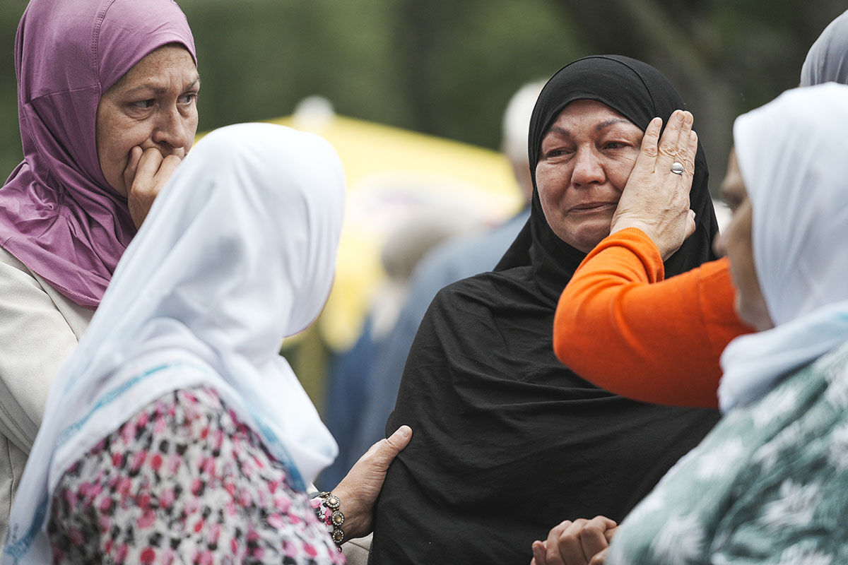 Yaraları bir daha kanadı, gözyaşları sel oldu! 6 Boşnak genç katledildiği alanda dualarla anıldı - 1. Resim