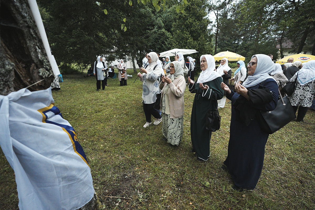 Yaraları bir daha kanadı, gözyaşları sel oldu! 6 Boşnak genç katledildiği alanda dualarla anıldı - 7. Resim