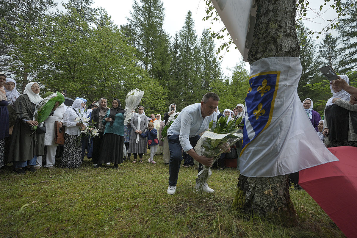 Yaraları bir daha kanadı, gözyaşları sel oldu! 6 Boşnak genç katledildiği alanda dualarla anıldı - 5. Resim