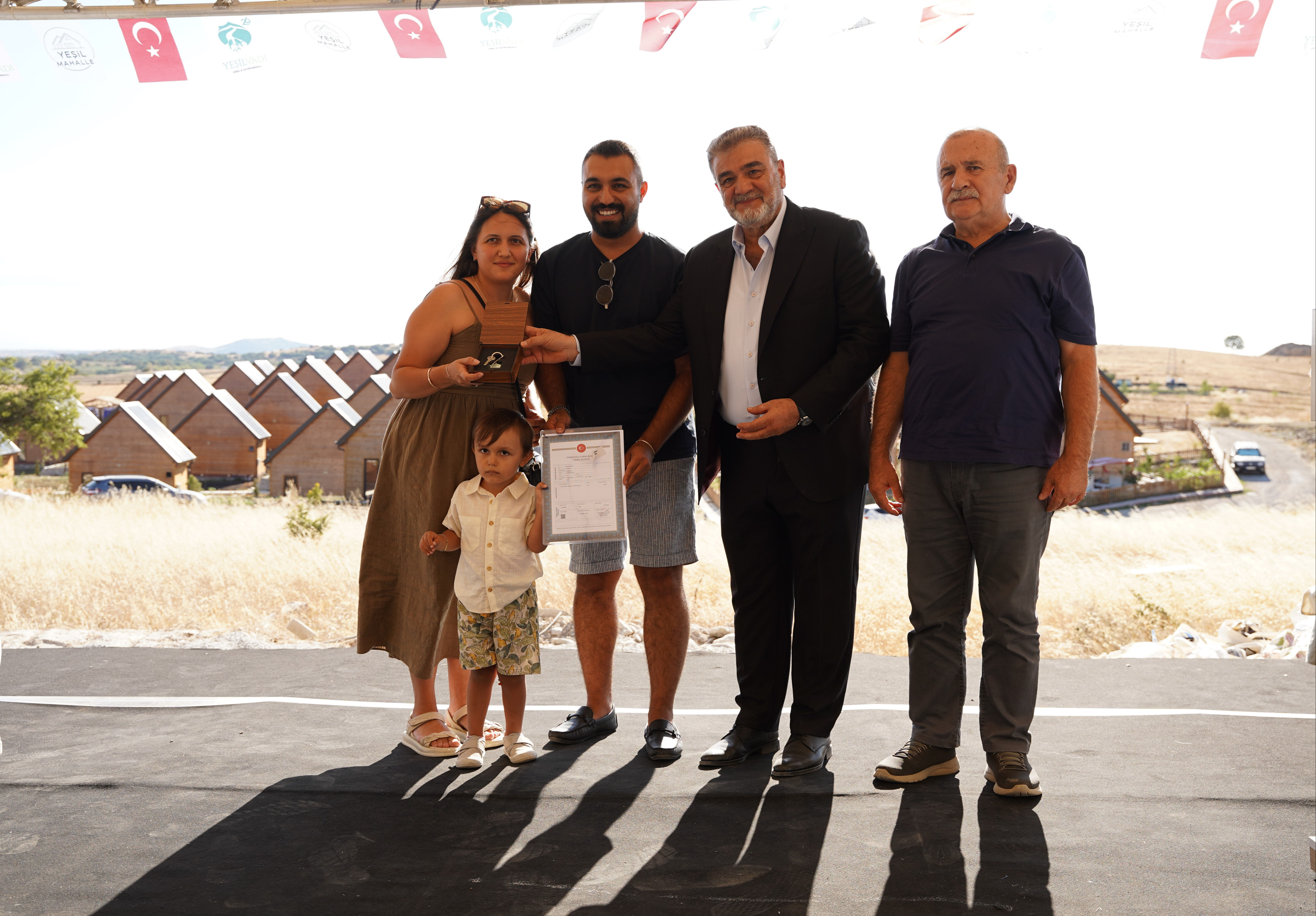 Yeşil Mahalle 3. Etapta tapu ve anahtar teslim coşkusu - 4. Resim