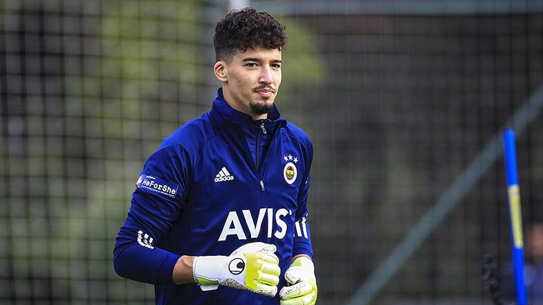 Altay Bayındır için ayrılık sinyali! Manchester United yeni kaleci peşinde - 1. Resim