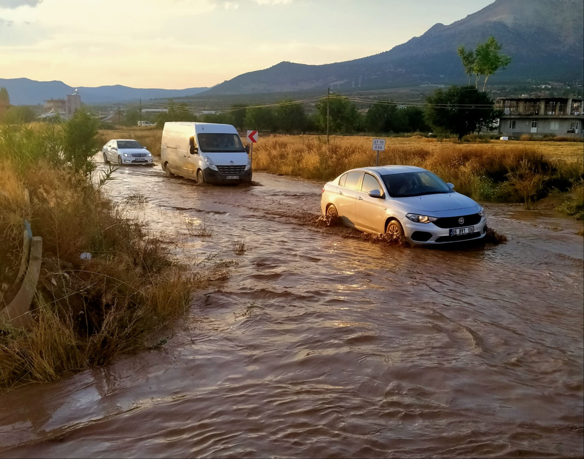 Antalya Elmalı’yı sağanak, dolu ve hortum vurdu