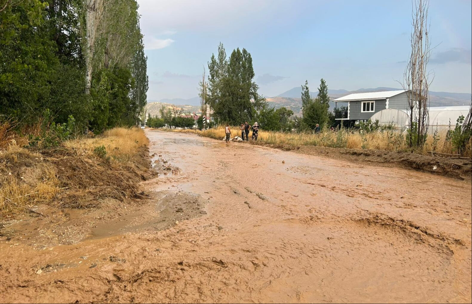 Antalya Elmalı’yı sağanak, dolu ve hortum vurdu