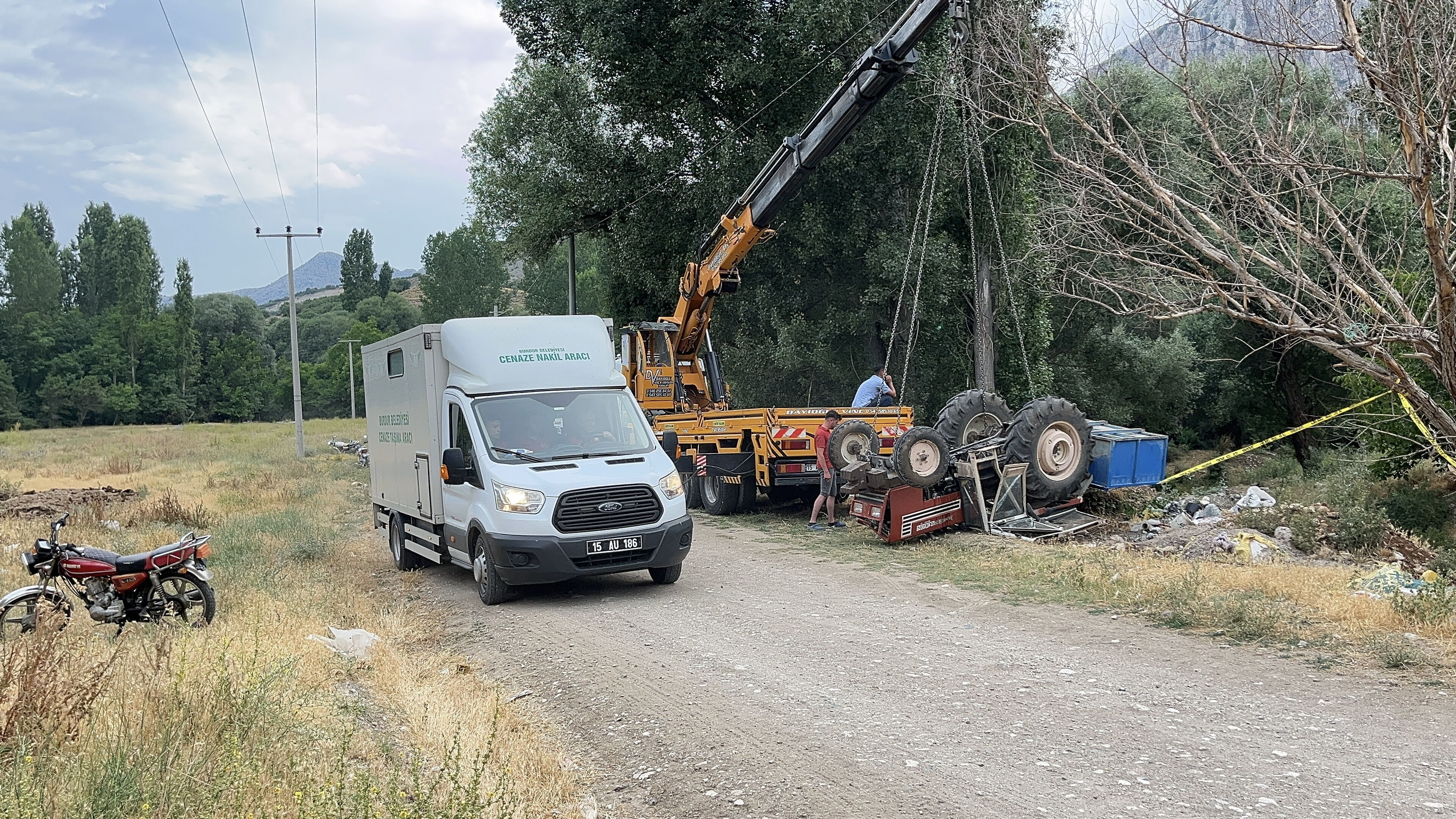 Burdur'da devrilen traktörün sürücüsü feci şekilde can verdi - 1. Resim
