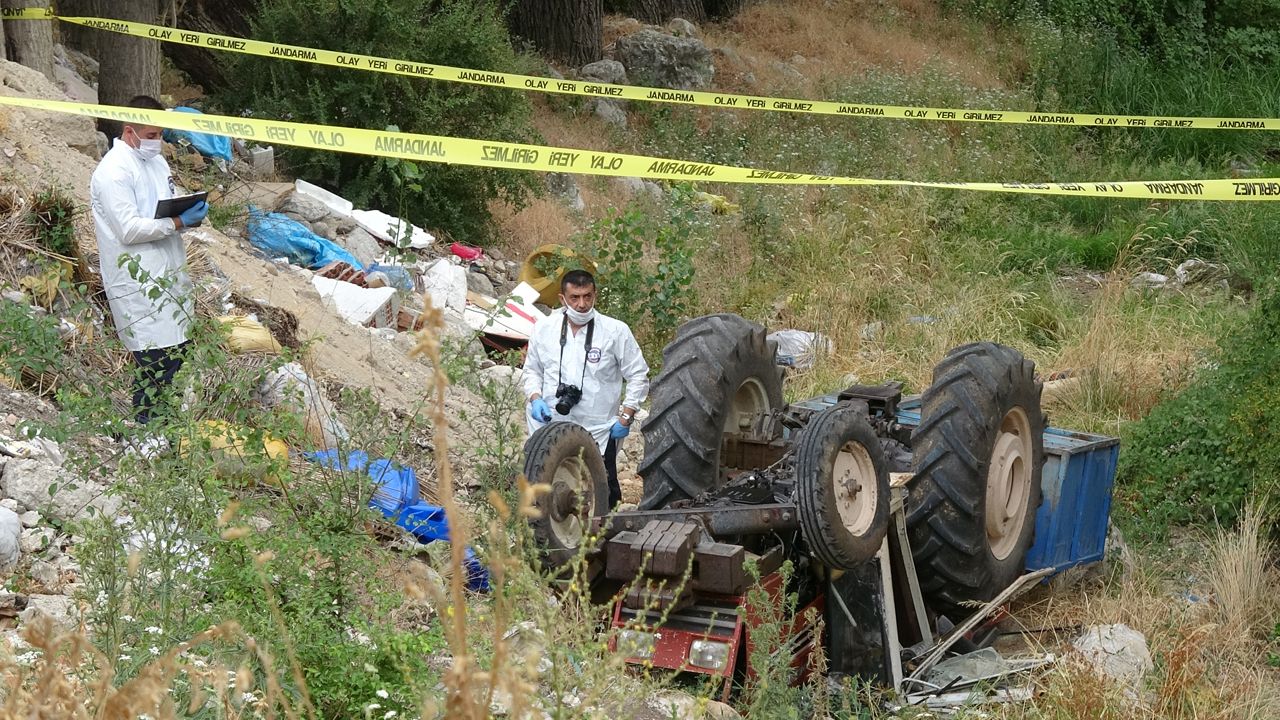 Burdur'da devrilen traktörün sürücüsü feci şekilde can verdi Burdur'da devrilen traktörün sürücüsü feci şekilde can verdi