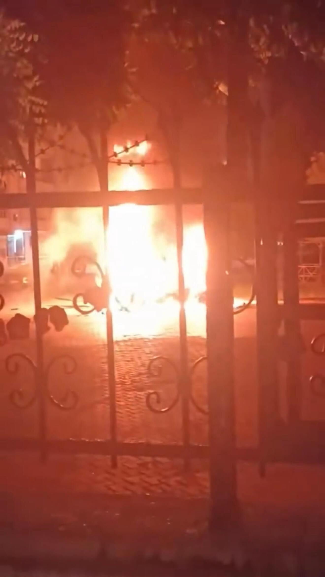 Diyarbakır'da korku dolu anlar! &Ouml;nce aracını sonra kendini ateşe verdi - 1. Resim