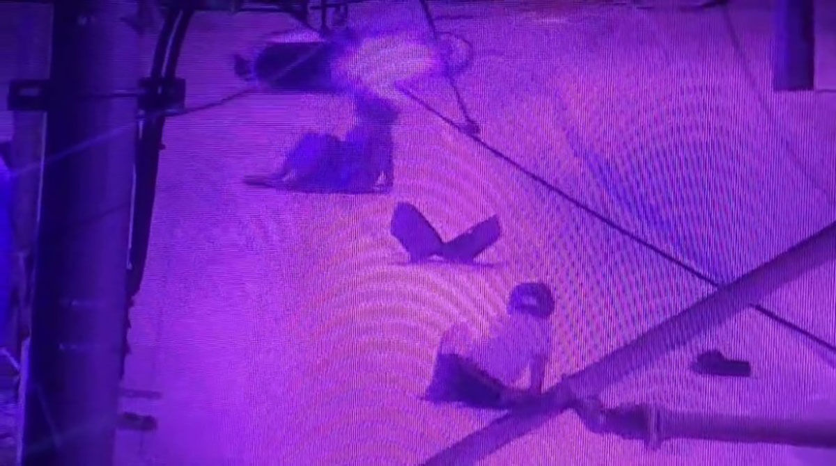 Ehliyetsiz motosikletli tramvay durağına girdi, arkadaşı yola savruldu - 1. Resim