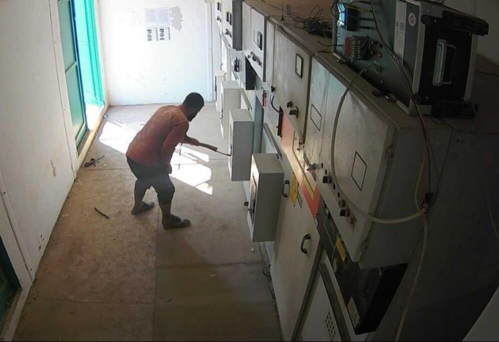 Ekipler gözlerine inanamadı! Michael Jackson kılığına girip kaçak elektrik çektiler Ekipler gözlerine inanamadı! Michael Jackson kılığına girip kaçak elektrik çektiler - 3. Resim