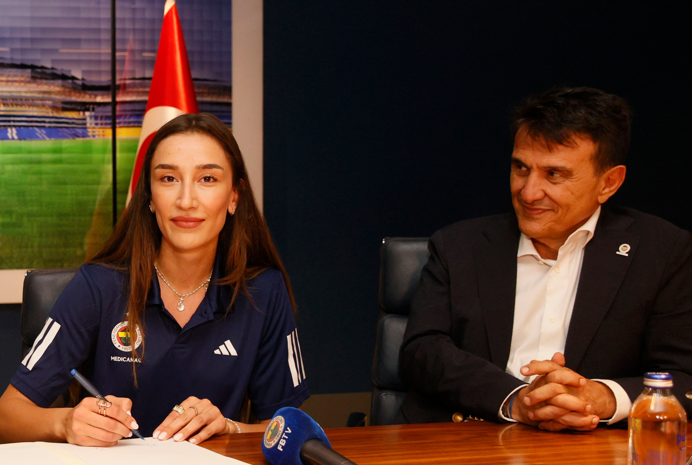 Fenerbahçe Kadın Voleybol Takımı'ndan çifte imza! Hande Baladın ve Helin Kayıkçı resmen açıklandı - 2. Resim