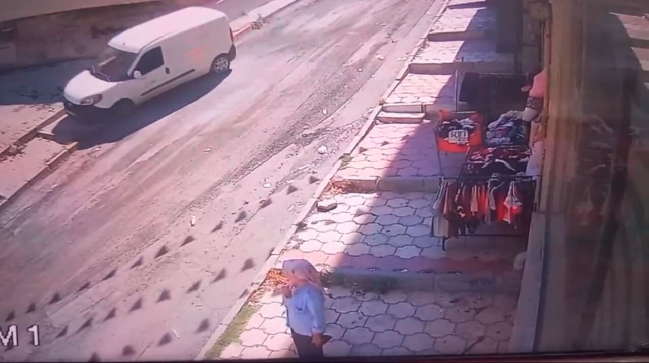 Freni boşalan araç kontrolden çıktı, personel kendini dışarı böyle attı - 1. Resim