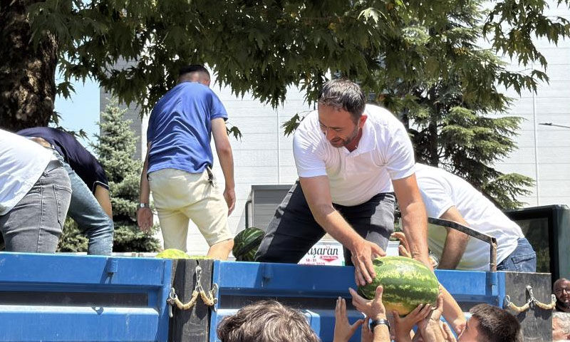 Hayırlı torun! Cuma namazı çıkışı tam 10 tonunu ücretiz dağıttı - 2. Resim