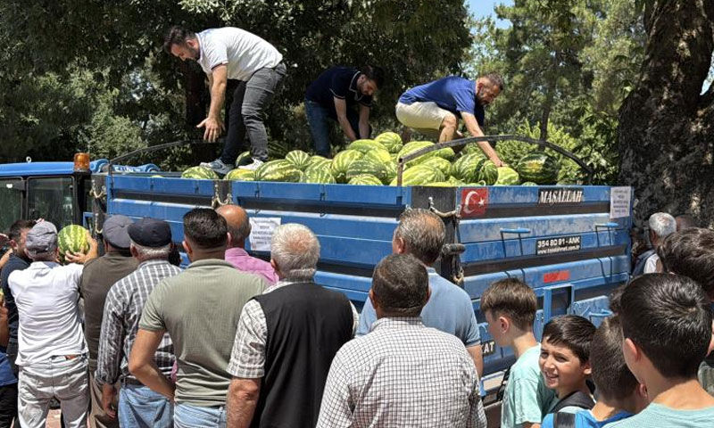Hayırlı torun! Cuma namazı çıkışı tam 10 tonunu ücretiz dağıttı - 1. Resim