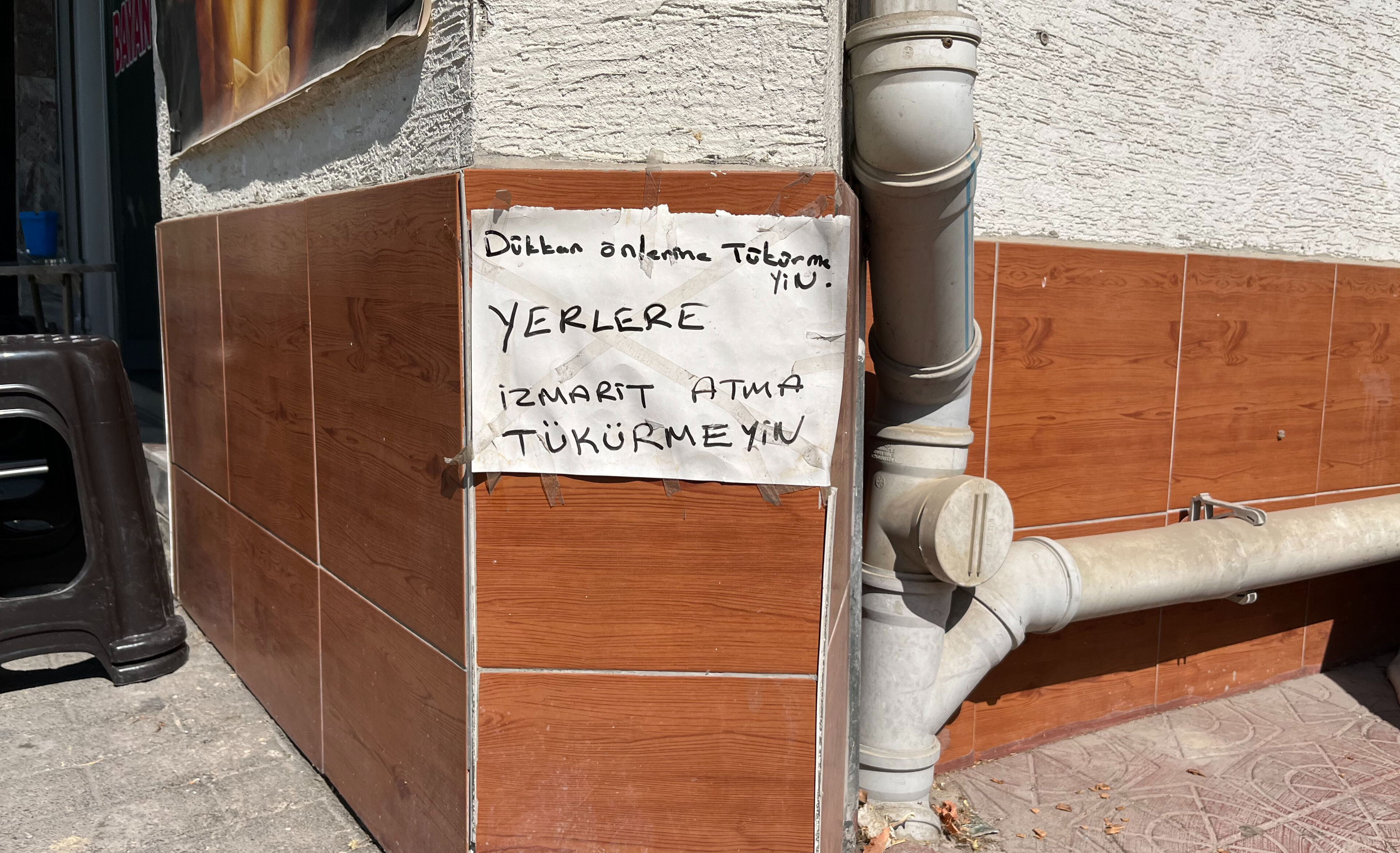 Her sabah aynı manzaradan bıktı! Dükkanının önüne astığı yazı çare oldu - 2. Resim