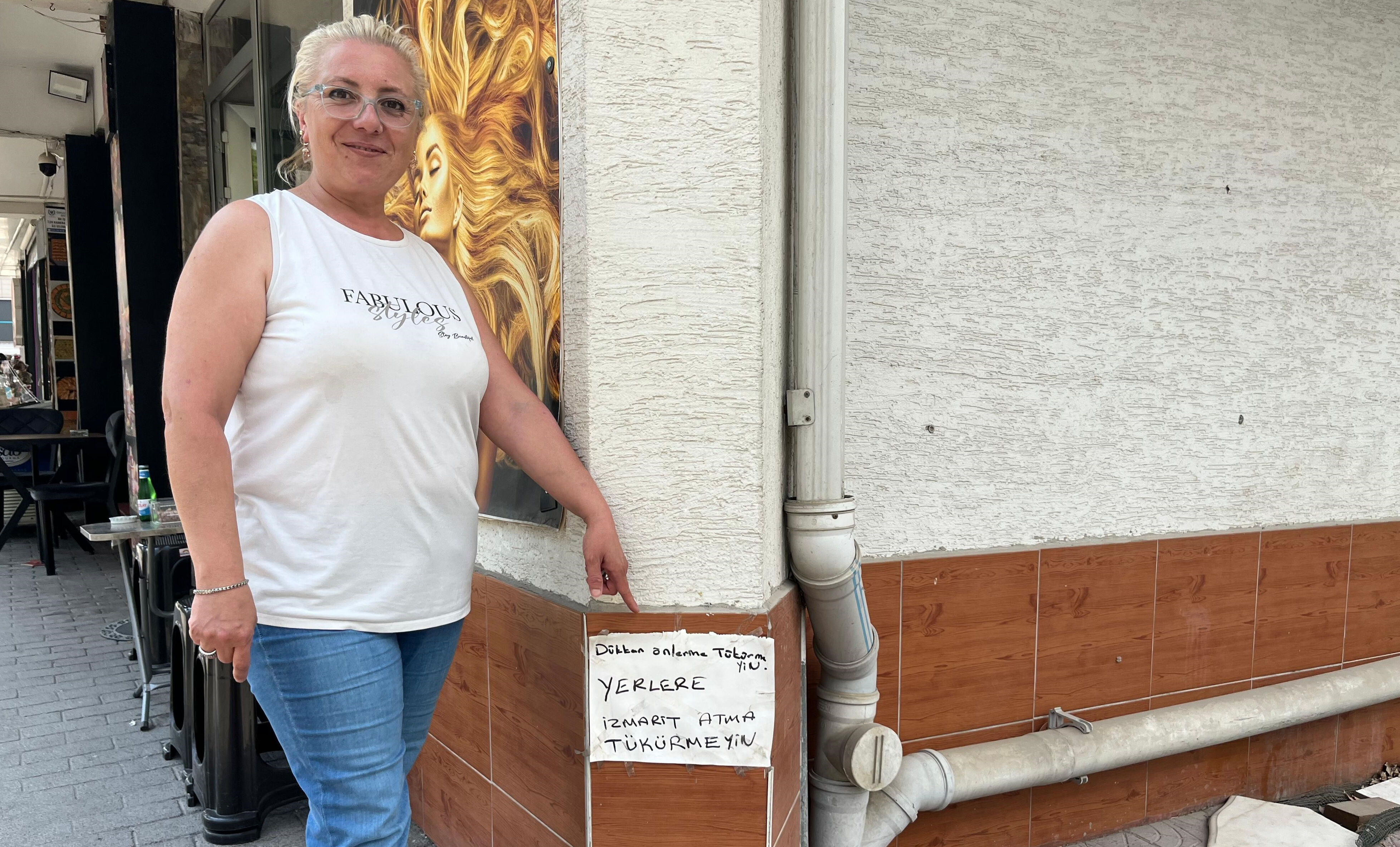 Her sabah aynı manzaradan bıktı! Dükkanının önüne astığı yazı çare oldu - 1. Resim