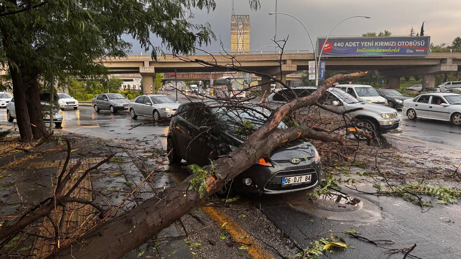 İki kentte yaz ortasında sağanak sürprizi! Trafik durdu, vatandaşlar sığınacak yer aradı - 2. Resim