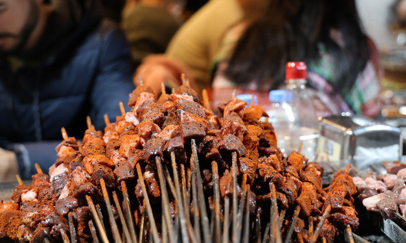 Kavurucu sıcakta mesai bitmiyor: 45 derecede bile tezgahların önü dolu - 1. Resim