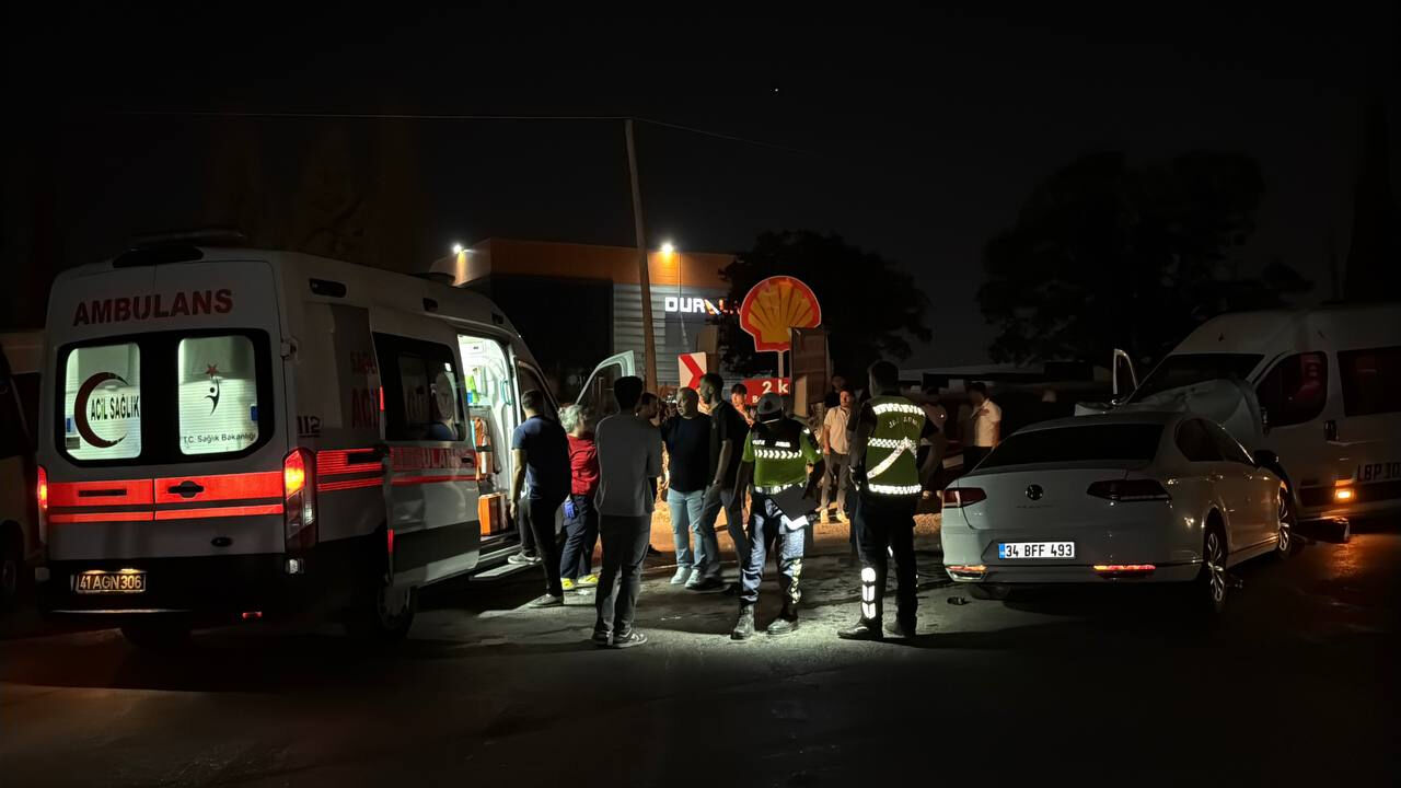 Kocaeli'de kaza! İşçi servisi otomobille çarpıştı, 10 kişi yaralandı - 2. Resim